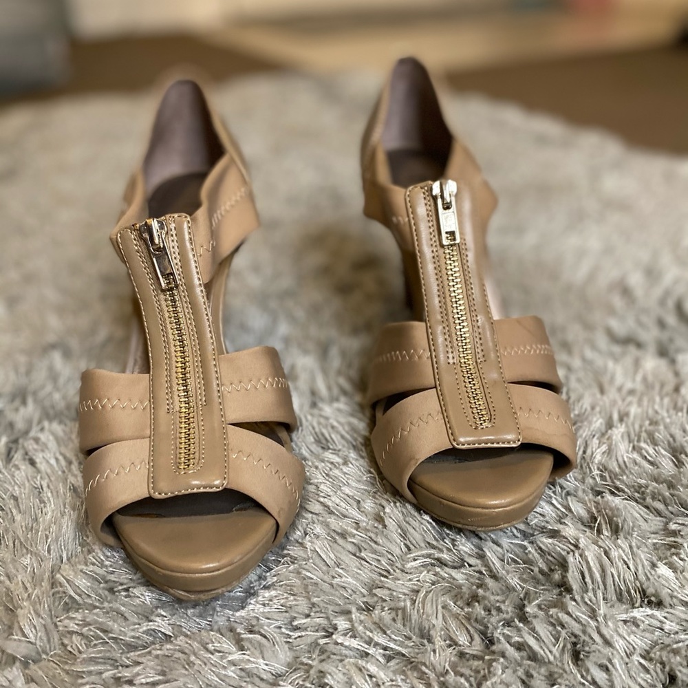 Moda Spana Nude Zipper Heel